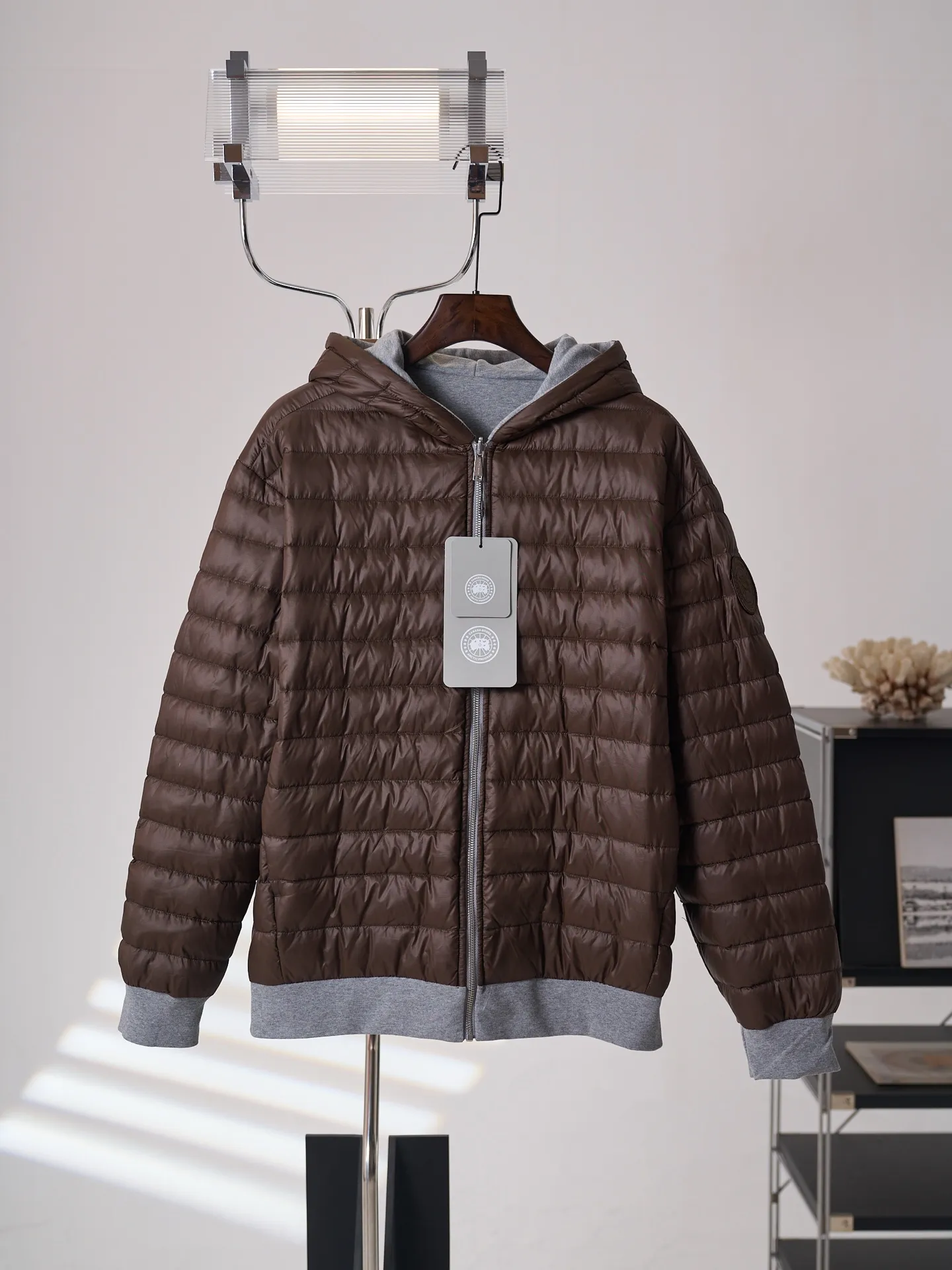 [Real object hanging] Canada Goose/Canada Goose reversible hooded down jacket [In Stock] S M L Fabric selection: The A side is made of high-quality cotton thick terry cloth. The fabric texture is fine and thick, soft and skin-friendly. It has good Breathable performance and is comfortable for daily wear. The cloth surface has been carefully finished and is not prone to pilling and deformation. The B side is made of matte tear-resistant nylon fabric, with a low-key matte texture on the surface. It has excellent tear resistance and windproof properties. The fabric is light and not bulky, and has excellent velvet resistance. The fabric tightly locks the inner down, taking into account both lightweight and practicality. The two fabrics have a sharp contrast in style, allowing you to switch between different outfits at will. Filling: The inside is filled with 90% white duck down, which weighs about 140g. It has strong heat storage and temperature locking capabilities and is evenly distributed in the compartments of the body. It is light and does not weigh down the body, saying goodbye to heavy and bloated clothes. Sewing process: Adopt double-layer independent cutting piece alignment sewing process. The inner and outer sides are cut separately, and the length, shoulder line, and hat shape are accurately aligned. The edges are processed with seamless overlocking to avoid misalignment and twisting problems between the two layers of fabric. The horizontally divided down locking lines are neat and stable, effectively fixing the down and preventing the down from shifting and forming a ball. The entire garment has multiple reinforcements at the joints, taking into account the aesthetics of wearing it on both sides. No unnecessary messy stitches can be seen on the front and back, achieving a clean look on both sides. Details: Equipped with elastic rib cuffs and hem, with moderate elasticity, it closely fits the wrist and waist and abdomen, blocking the intrusion of cold wind. The A-side hood is equipped with a metal engraved hood rope, which can be freely adjusted for tightness, and is equipped with a Classic kangaroo pocket for convenient storage; the B-side is equipped with a zipper opening and closing pocket, the zipper is smooth and durable, and meets outdoor storage needs; the side of the sleeve is embellished with a circular embroidered logo, and multiple layers of embroidery thread create a three-dimensional logo, which enhances product recognition in a low-key manner.